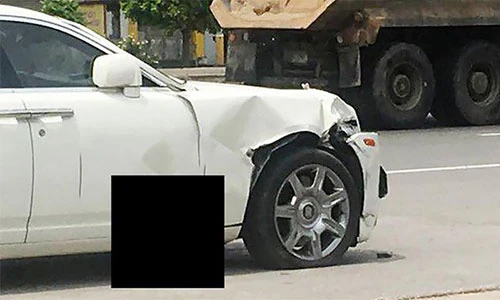 Xe máy đâm “nát” Rolls-Royce Ghost tiền tỷ ở Hà Nội