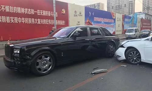 Chủ xe Rolls-Royce "khuyên" tài xế Hyundai bán nhà sau va chạm