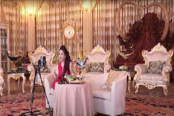 Bị chê background livestream xấu, bà Phương Hằng liền "chuyển mình"