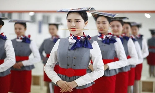 Nữ tiếp viên hàng không khổ sở ngậm đũa học cười