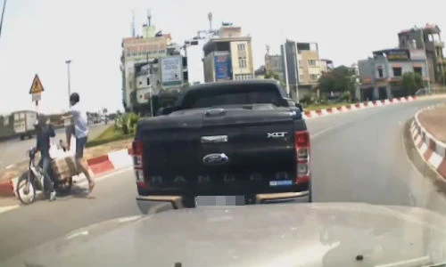 Tạt đầu, tài xế ôtô đạp người đi xe máy ngã ngửa