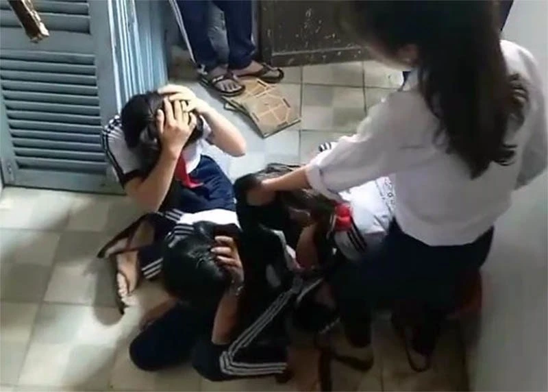 Muôn kiểu bạo lực học đường: Cắt tóc, xé áo và đánh đập dã man