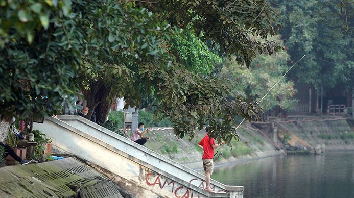 Lý do các ao hồ ở Hà Nội đông người bất thường giữa lệnh cách ly xã hội