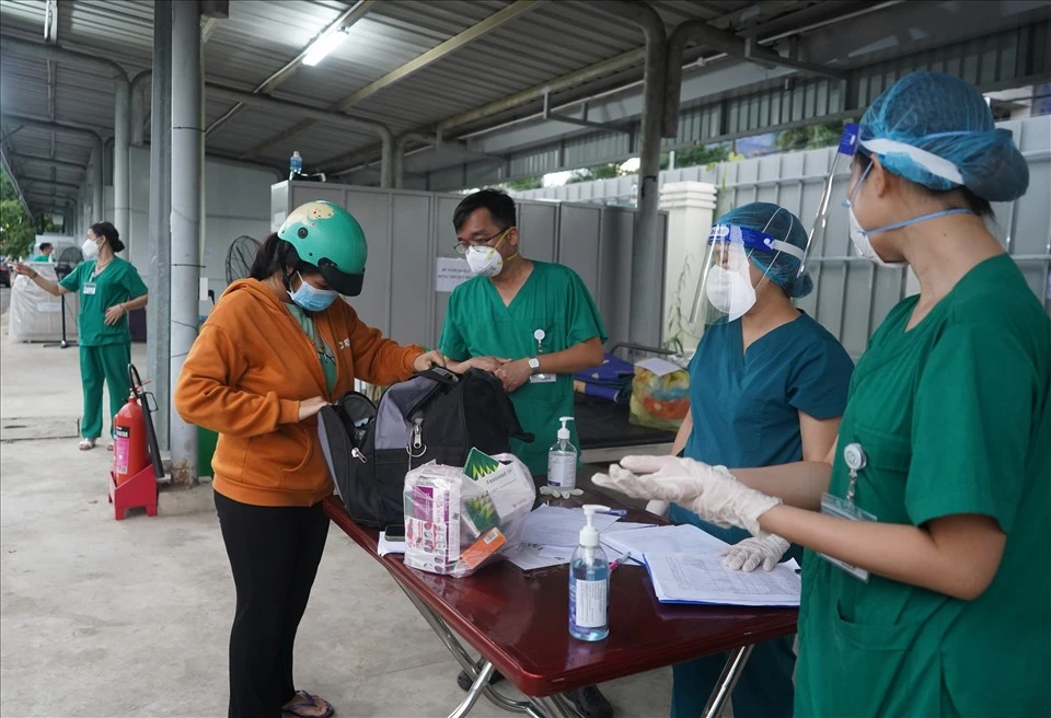 Nhận “kỷ vật” của người thân mất vì COVID-19: Nước mắt hoà cùng mưa