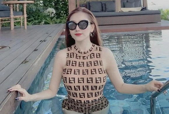 Bạn gái hậu vệ Vũ Văn Thanh diện bikini, khoe vòng 1 nảy nở "bốc lửa"