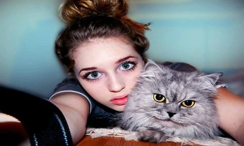 Gương mặt thiên thần của cô gái có cơ thể lực sĩ