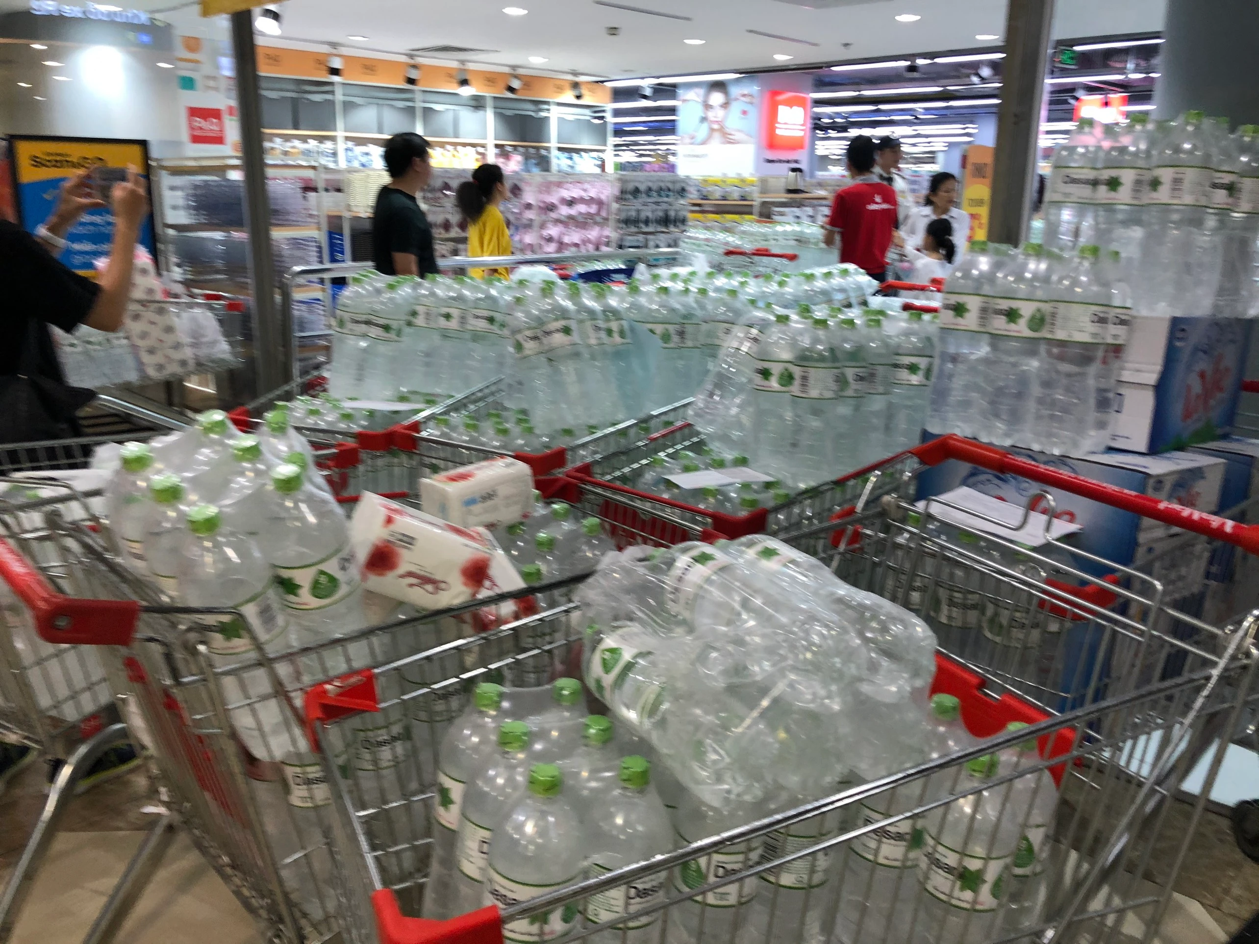 Cảnh tượng chưa từng có ở HN: Nước sinh hoạt nhiễm hoá chất, người dân "ùn ùn" mua nước đóng chai