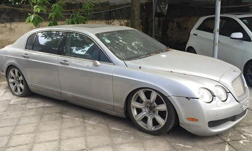 Siêu xe sang Bentley hơn 10 tỷ “vứt chỏng chơ” tại HN