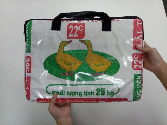 Lý giải thời trang bao bì cám cò Việt Nam lên đời hàng hiệu đắt giá ở Nhật
