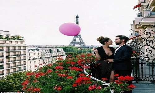 Gái xinh tung tẩy ôm bóng bay màu hồng phượt khắp Paris