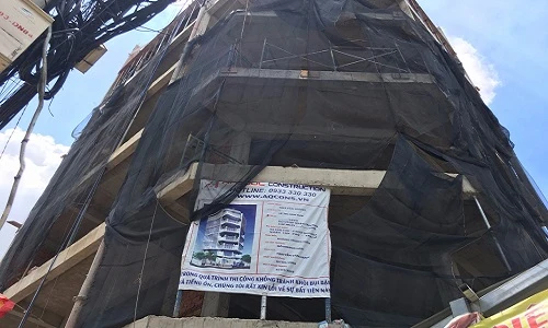 Kinh hoàng hiện trường cột gỗ công trình Ai Quoc Construction rơi xuyên nhà dân