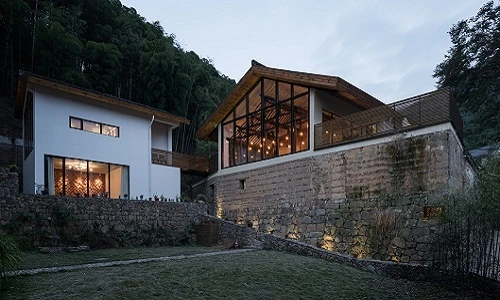 Nhà một nửa đẹp ngỡ ngàng sau cải tạo