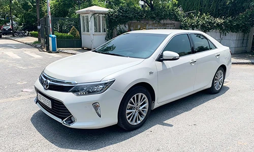 Toyota Camry 2018 "chạy lướt" hơn 1 tỷ đồng ở Hà Nội