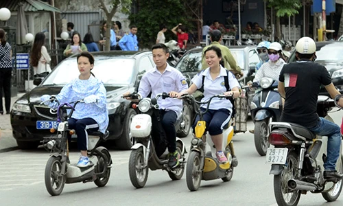 Cầm lái xe máy, xe đạp điện phải có bằng lái?