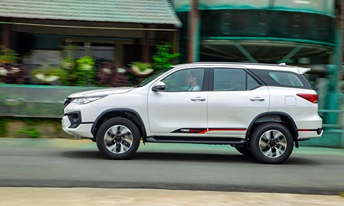 Toyota Fortuner lắp ráp Việt Nam từ 1,03 tỷ, cao hơn xe nhập