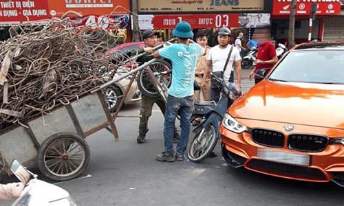 Hà Nội: Sedan BMW 3-Series tiền tỷ bị xe ba gác "đè bẹp"