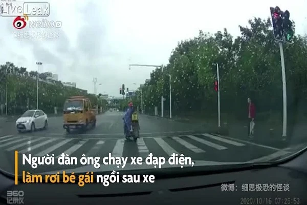 Video: Người lái xe đạp điện làm rơi bé gái ngồi phía sau