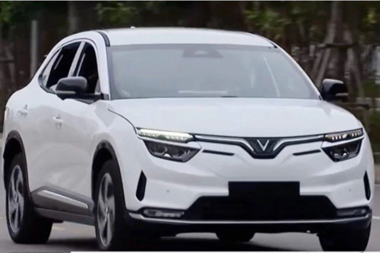 Chủ tịch nước Nguyễn Xuân Phúc trải nghiệm xe điện VinFast VF8