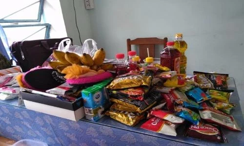 Học sinh mua nước mắm, dầu ăn, chuối tây... tặng sinh nhật thầy giáo