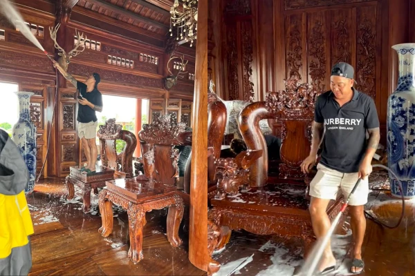 Nhà toàn đồ gỗ, gia chủ huy động toàn lực dọn dẹp đón Tết