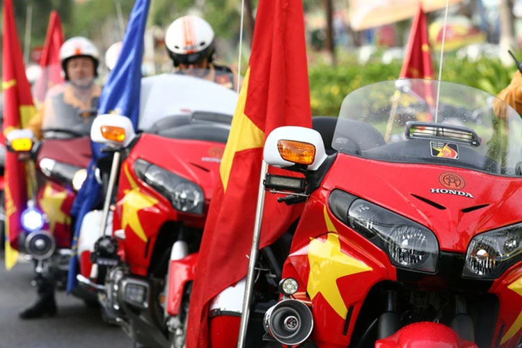 Dàn "xế khủng" tụ họp mừng sinh nhật 61 năm CLB môtô Hà Nội