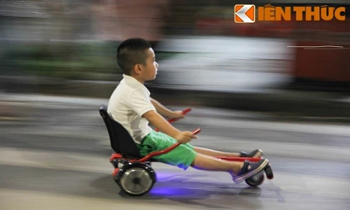 Xe điện thăng bằng "tung hoành" trên phố đi bộ Hà Nội