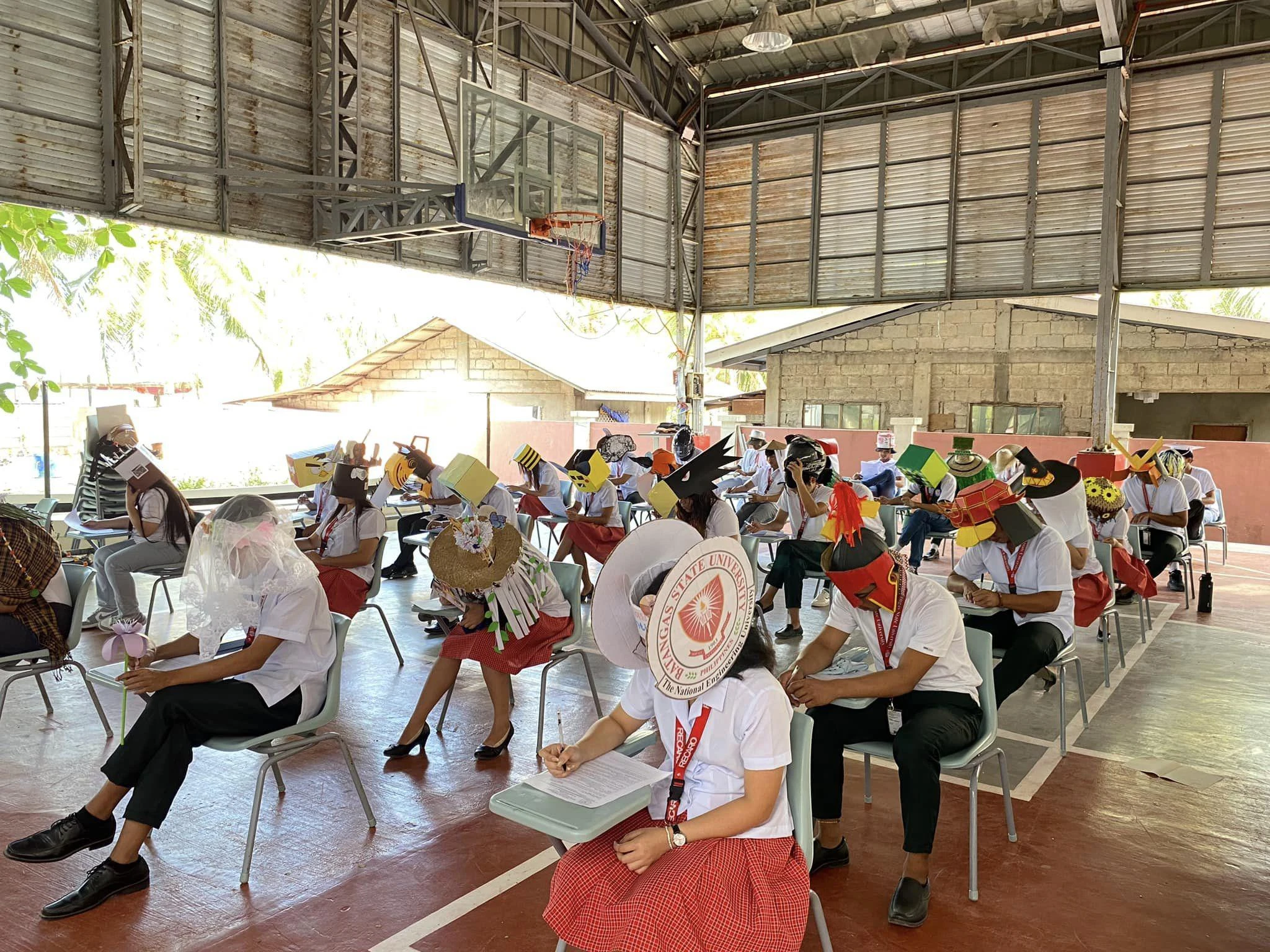 Cười ngả nghiêng với loạt mũ chống gian lận thi cử của sinh viên
