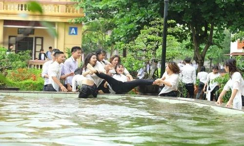 Đang chụp ảnh kỷ yếu bỗng trời đổ mưa, học sinh có bộ ảnh siêu lầy