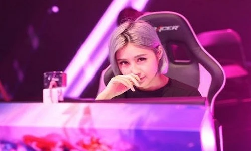 Nữ game thủ mặt “ngầu” hớp hồn dân mạng