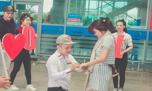 Màn cầu hôn tại sân bay Đà Nẵng gây xôn xao