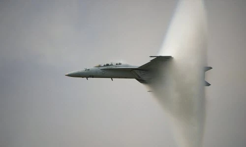 Khoảnh khắc F-18 của Mỹ vượt tường âm thanh ngoạn mục