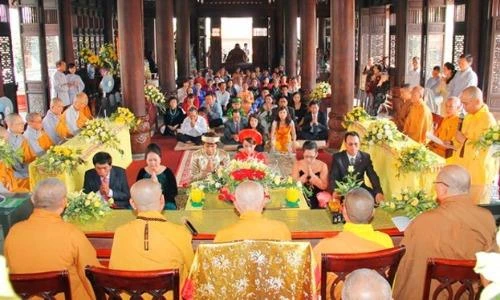 Giới trẻ Việt “theo nhau” cưới Hằng Thuận tại chùa