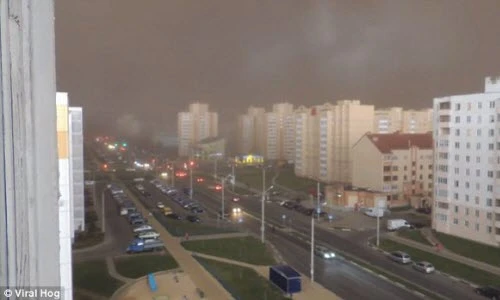 Bão cát khủng khiếp biến ngày thành đêm ở Belarus