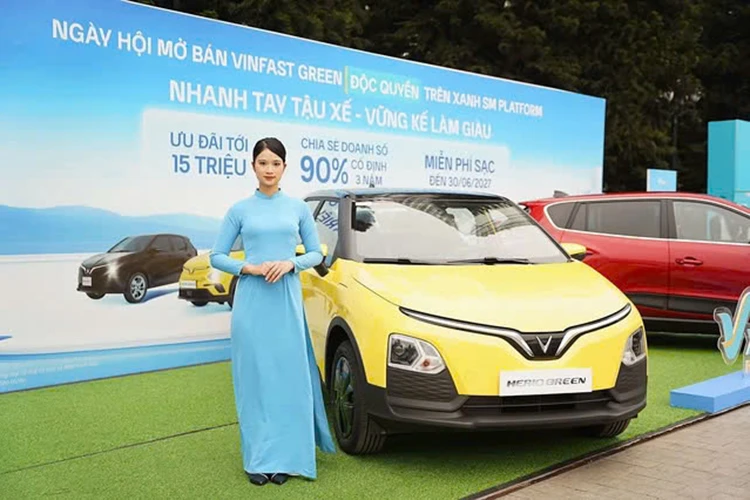 Cận cảnh VinFast Green chạy điện "bằng xương bằng thịt" tại Hà Nội