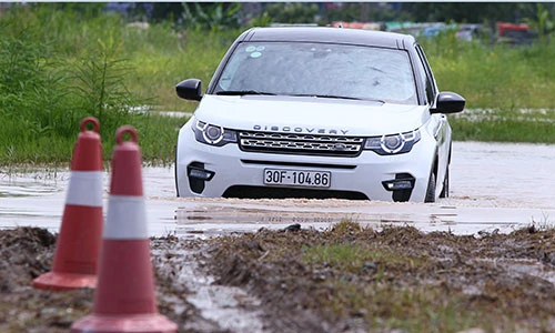 Dàn xe Land Rover chục tỷ đồng lội bùn, off-road ở Hà Nội 