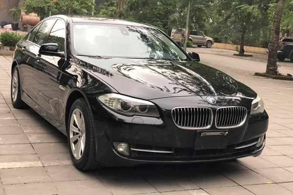 Xe sang BMW 520i dùng 7 năm bán 900 triệu ở Hà Nội