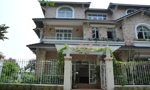 Không sơn không trát, biệt thự 3 tầng vẫn lộng lẫy giữa Sài Gòn