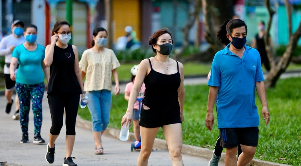 Đang trong thời gian cách ly, người dân Thủ đô vẫn nhao nhao đi tập thể dục