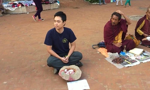 Gặp 8X Việt giả ăn xin ở Nepal bất ngờ vì cái kết