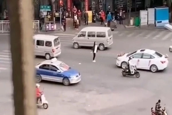 Video: Cô gái chặn xe hoa, quyết không cho bạn trai cũ lấy vợ