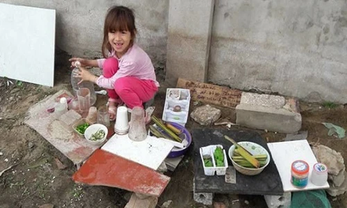 Trò chơi đồ hàng “thần thánh” gắn liền với tuổi thơ dữ dội