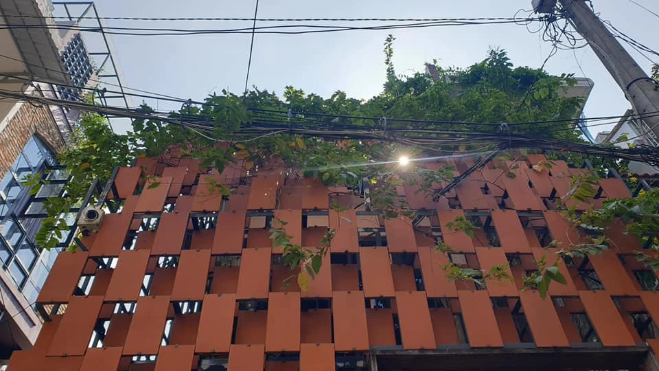 “Bọc” gạch gốm bên ngoài, nhà 30m2 ở Sài Gòn đẹp đến xiêu lòng 