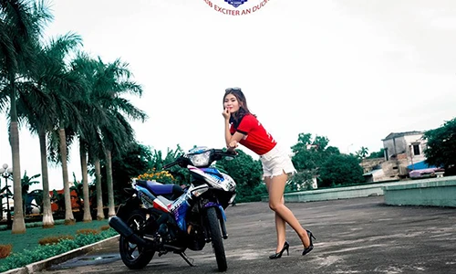 "Gái xinh" Hà Nội đọ dáng xe máy Yamaha Exciter 150