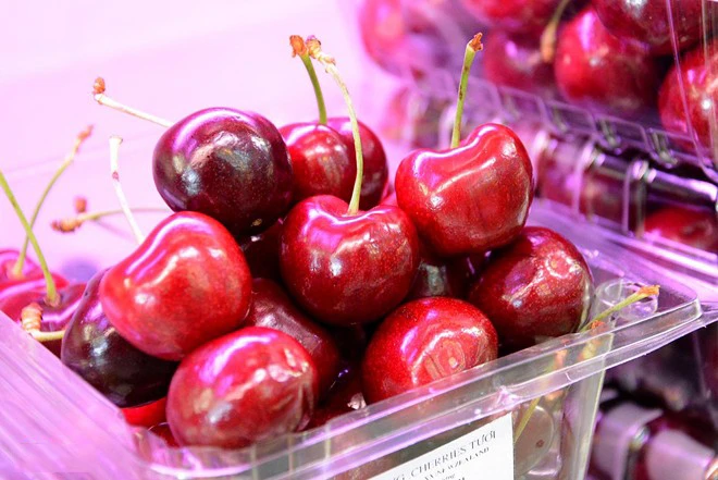 Cherry, việt quất, cua hoàng đế...giá rẻ tranh nhau “đổ bộ” chợ Việt