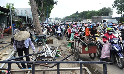 Cửa ngõ sân bay Tân Sơn Nhất kẹt cứng giữa trưa cuối tuần