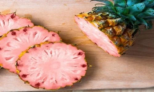 Dứa hồng từ ngoài vào trong khiến bà nội trợ mê mẩn