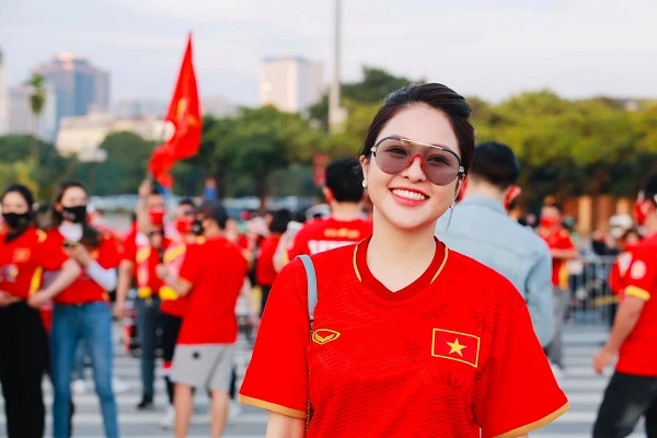 Trâm Anh cười tươi rói, cổ vũ đội tuyển Việt Nam tại Mỹ Đình