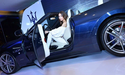 Hà Hồ đọ dáng mui trần tiền tỷ Maserati GranCabrio Sport 2018