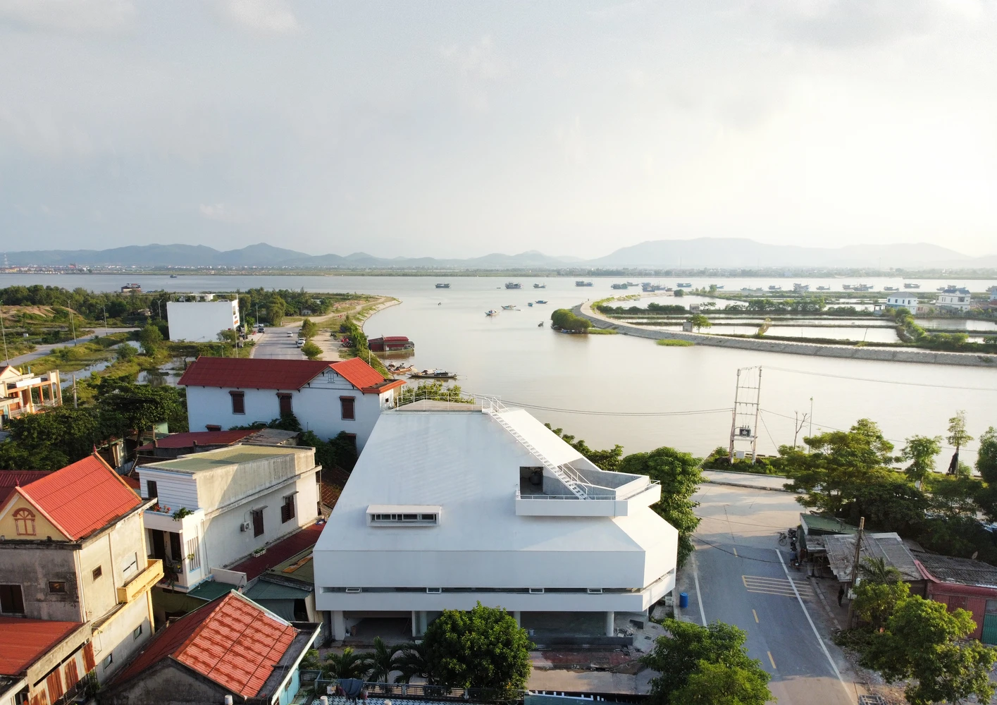Nhà mái nghiêng tựa sườn núi đẹp ngỡ ngàng ở Quảng Bình 