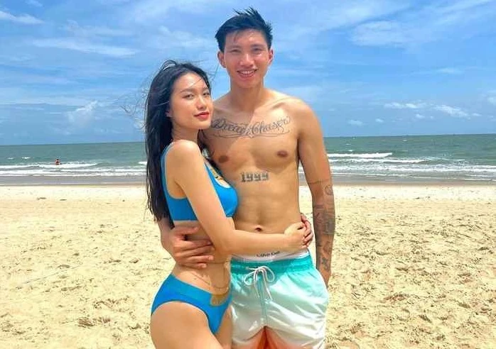 Đoàn Văn Hậu và bạn gái khoe ảnh đi "vitamin sea" cực cháy